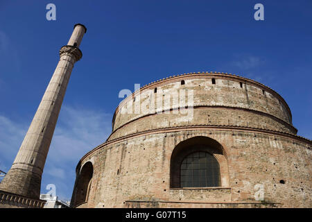 Vue grand angle de la Rotonde Saint George Christian Orthodox Church (2016) et tour minaret à Thessalonique. Macédoine, GR Banque D'Images