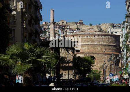 Rotonde avec post-ajouté minaret, Trigonio tower murs & Heptapyrgion (Yedikule) garnison de fort loin. Liste du patrimoine mondial de l'Unesco Banque D'Images