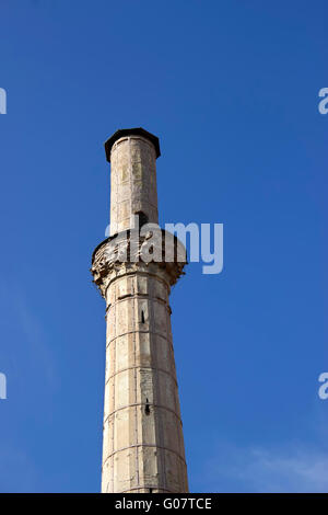 La Rotonde's monument post ajouté minaret vue rapprochée sur la photo contre le ciel bleu. Thessalonique, Macédoine, Grèce Banque D'Images