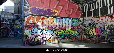 South Bank de Londres Skate park avec graffitis Banque D'Images