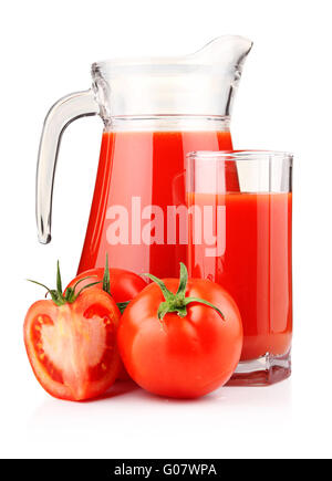 Verseuse et verre de jus de tomate aux fruits isolés Banque D'Images