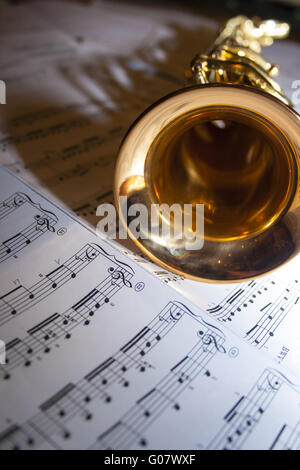 Couché sur un saxophone sheet music Banque D'Images