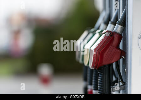 La pompe à gaz avec les buses à la pompe d'une station d'essence Banque D'Images