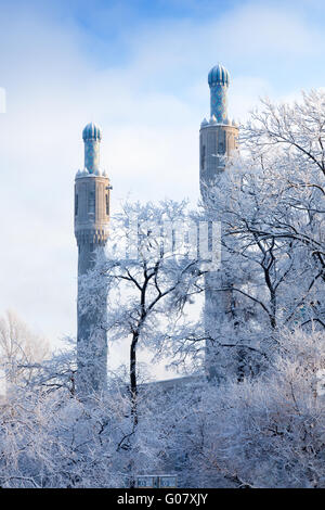 Les minarets à St.-Petersburg contre les arbres d'hiver Banque D'Images