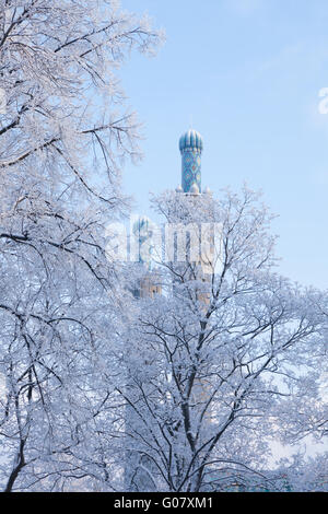 Les minarets à St.-Petersburg contre les arbres d'hiver Banque D'Images