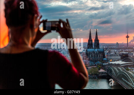 La cathédrale de Cologne, du Rhin, pont de chemin de fer Hohenzollern, Skyline, coucher de soleil, la vieille ville, le pont d'observation de la tour Triangle, Banque D'Images