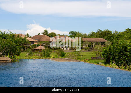 Villas et piscine dans domaine vert de l'Inde Banque D'Images