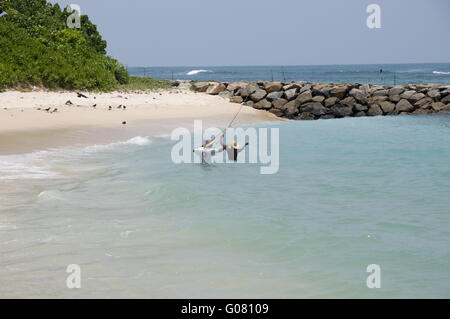 Pêcheurs sur une plage magnifique au Sri Lanka Banque D'Images