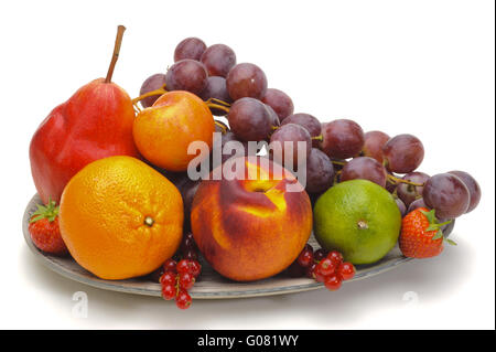 Plaque avec fruits mélangés sur fond blanc Banque D'Images
