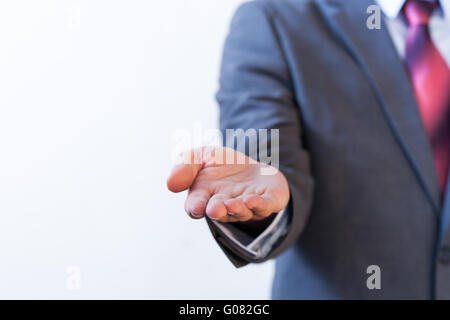 Businessman presenting quelque chose sur blanc fond isolé Banque D'Images