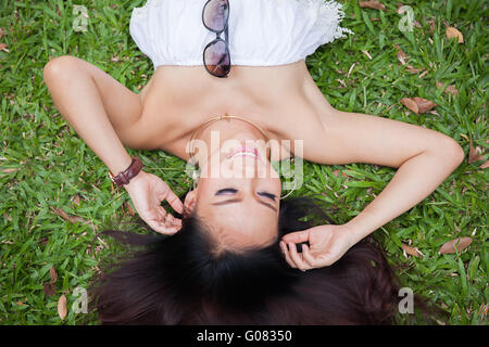 Les jeunes professionnels et femme portant sur l'herbe verte - concept de bonheur Banque D'Images