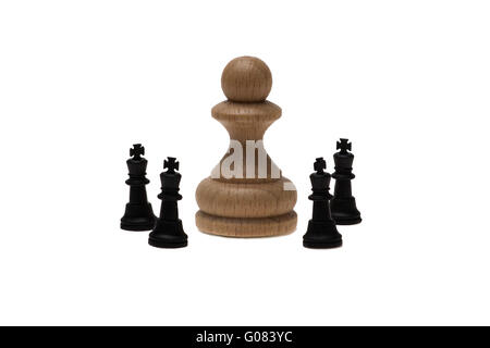 Gros pion blanc par surronnded isolaged quatre petits rois échecs sur fond blanc Banque D'Images