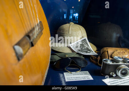 La Norvège, Oslo. Le Musée Kon-Tiki. L'appareil photo de Thor Heyerdahl, chapeau et lunettes de soleil. Banque D'Images