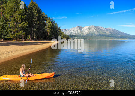 La kayakiste dans Lake Tahoe à partir de la plage à Camp Richardson Banque D'Images