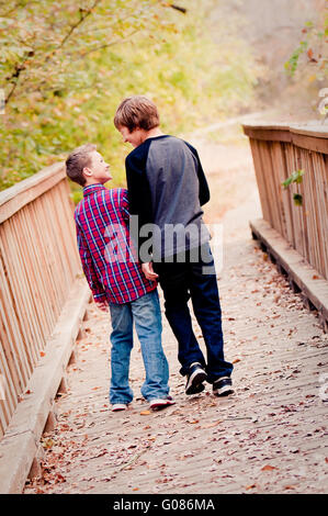 Deux garçons se regarder sur un pont Banque D'Images