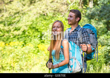 Les voyageurs heureux jeune homme et femme voyageant Outdoor Banque D'Images