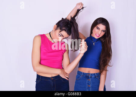 Portrait de deux belles femmes s'amuser ensemble. Concept d'amitié. Isolé d'amis mode et élégant Banque D'Images