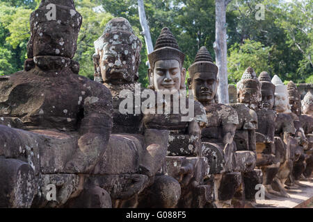 Sculptures près du pont et de la Porte Sud d'Angkor Thom, au Cambodge Banque D'Images