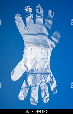 Une paire de gants jetables en polyéthylène taille Banque D'Images