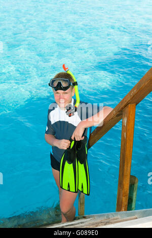 Boy-adolescent avec palmes, masque et tube à l'ocean Banque D'Images