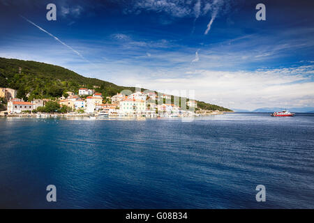 VALUN, Croatie - le 26 août 2914 : vue sur le village de Valun port et bateaux, Ile de Cres, Croatie Banque D'Images