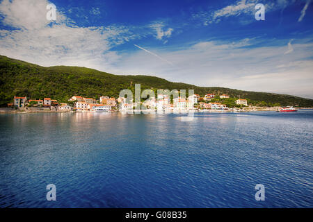 VALUN, Croatie - le 26 août 2914 : vue sur le village de Valun port et bateaux, Ile de Cres, Croatie Banque D'Images