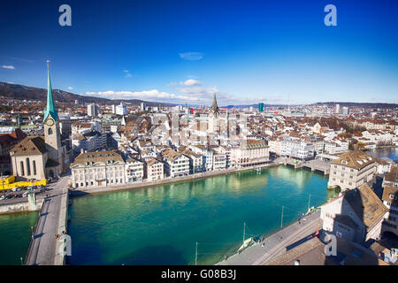 ZURICH, SUISSE - 11 février 2016 - voir l'historique du centre-ville de Zurich avec célèbre église Grossmunster et Zurich City Banque D'Images