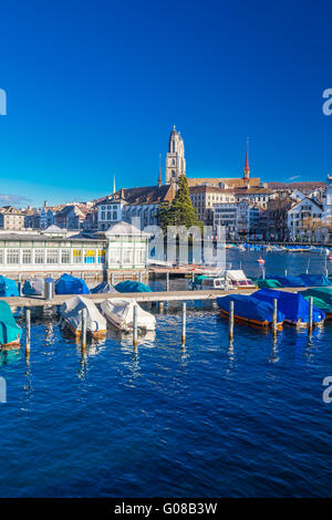 Zurich, Suisse - 11 février 2016 - voir l'historique du centre-ville de Zurich avec célèbre église Grossmunster et Zurich City Banque D'Images