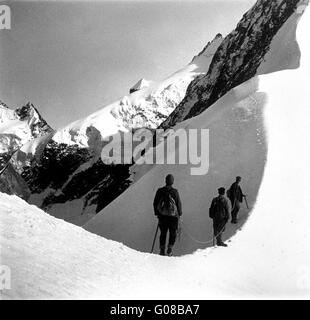 La Randonnée Les randonneurs alpinistes Bianco Grat dans la gamme Bernina Suisse 1920 Banque D'Images