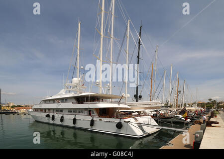 Palma International Boat Show 2016 et 2016 Palma Superyacht - pré ouverture des images - superyachts avec deux 'CD' dans l'avant-plan Banque D'Images