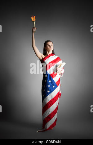 Femme dans le style de la statue de la liberté Banque D'Images