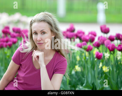 Belle femme au printemps parc avec épanouissement tul Banque D'Images
