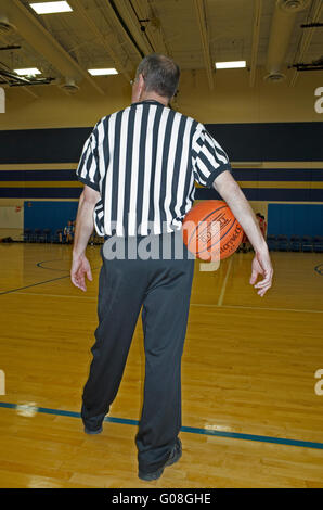 Arbitre holding ball sous son bras en attente de jeu de basket-ball de démarrer. St Paul Minnesota MN USA Banque D'Images