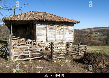 Old weathered barn rustique de ferme de montagne Banque D'Images