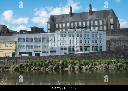 Le Conseil du comté de Carmarthenshire, Bâtiment et Travaux publics Towy,Rivière Towy Carmarthen Town,Carmarthenshire, Pays de Galles, Royaume-Uni Banque D'Images