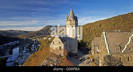 L'Altena castle avec la rivière 1443 en Allemagne Banque D'Images