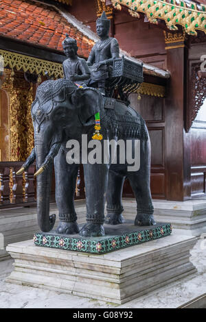 Statue d'elephant riders du Wat Phrathat Doi Suthep Banque D'Images