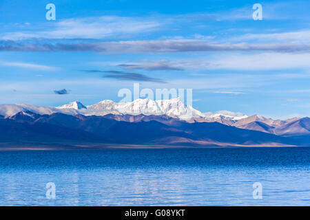 Vue imprenable sur le Lac Namtso et Nyenchen Tanglha montagnes dans le Tibet, la Chine. Banque D'Images