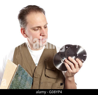 L'homme en salopette de travail choisit un disque amovible Banque D'Images