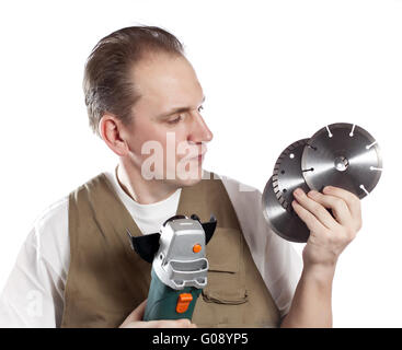 L'homme en salopette de travail choisit un disque amovible Banque D'Images
