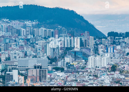 Cityscape vue panoramique vue aérienne du point de vue de panecillo Quito, Équateur ville. Banque D'Images