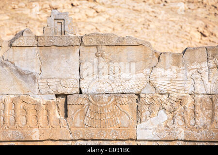 Faravahar - soulagement de soleil ailé symbole du zoroastrisme à Persépolis city Banque D'Images