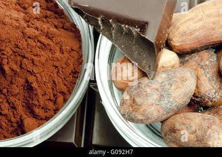 Les fèves de cacao, le cacao en poudre dans des bols et barre de chocolat Banque D'Images