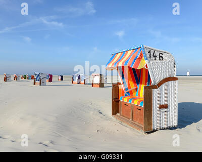 Chaises de plage dans le sable Banque D'Images