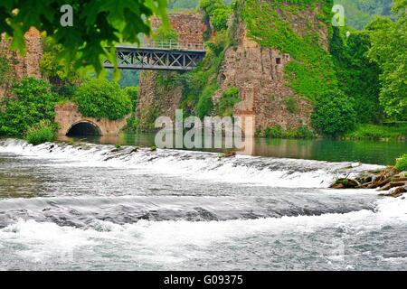 Old Bridge over troubled water Banque D'Images