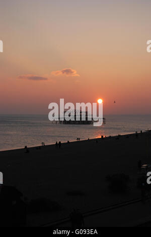 Coucher de soleil sur Brighton West Pier Banque D'Images