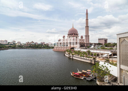 Mosquée Putra sur la rive de lac à Putrajaya Putrajaya Banque D'Images