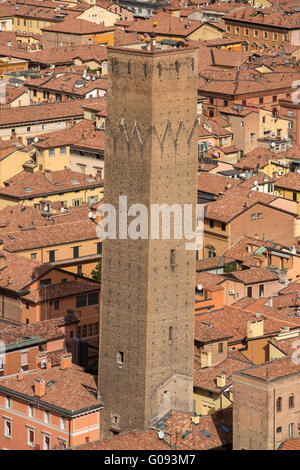 Vue aérienne de toits de tuiles rouges et d'anciennes Â"Grâce TorriÂ" Towers dans le centre historique de Bologne, Italie Banque D'Images