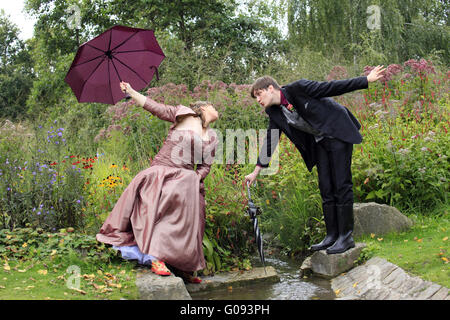 Couple de mariage drôle en automne à petit ruisseau Banque D'Images