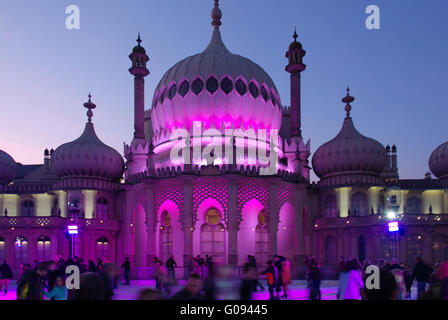 Brighton Pavilion allumé pour le patinage sur glace Banque D'Images